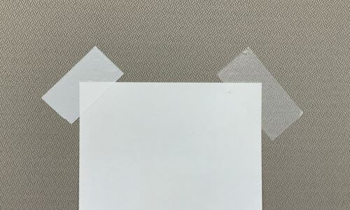 透明タイプの養生テープなら目立たない
