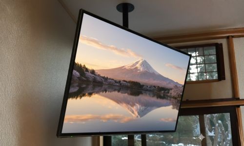 モニターが吊るして固定される